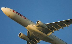 緊急降落哈薩克 瑞士國際波音客機機輪卡草叢