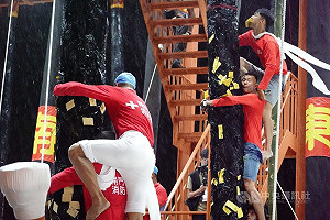 恆春豎孤棚雨中搶孤 全台13支隊伍競速搶攻順風旗