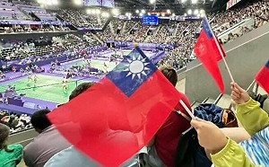 (影) 馬來西亞也辱華? 機場同時秀我國旗與五星旗 小粉紅不滿抗議