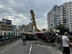 聯結車撞破忠孝橋護欄「通勤族哀號」侯友宜、蔣萬安宣布因應機制