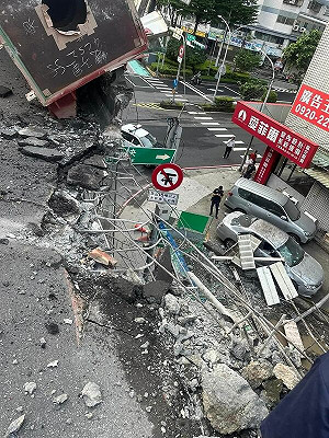 拖板車載鋼柱撞毀忠孝橋護欄「恐需2個月恢復期」 橋下路面先整理完成