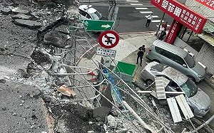 拖板車載鋼柱撞毀忠孝橋護欄「恐需2個月恢復期」 橋下路面先整理完成