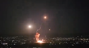 (影) 火箭彈夜空亂竄! 真主黨導彈庫挨轟 殉爆點燃導彈場面驚人