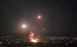 (影) 火箭彈夜空亂竄! 真主黨導彈庫挨轟 殉爆點燃導彈場面驚人