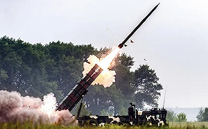 (影) 12萬烏軍集結邊境、北約同步施壓 俄緊急成立3軍團 白俄也調60火箭砲