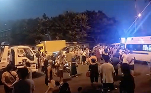 （影）百姓忍不下去怒吼了！ 成都上千民眾抗議城管欺壓小販要求放人