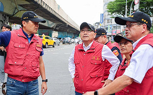 視察台一線高架橋事故現場 侯友宜：盼兩個月內恢復雙向通車