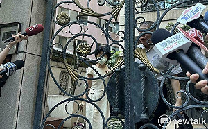 昨說可每天開記者會 陳佩琪今陪柯文哲出門躲媒體聯訪