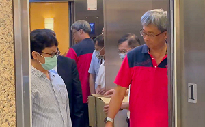 林宜瑾遭搜索！ 國會助理沒被帶走 檢調搬走一箱證物 