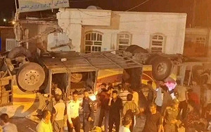 (影) 伊朗巴士翻車起火 逾50巴基斯坦朝聖者死傷 巴國哀悼