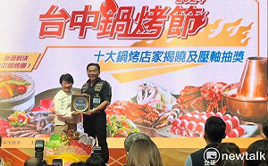 台中鍋烤節「十大火鍋燒烤店家」揭曉 盧秀燕親為冠軍貼紅榜祝賀