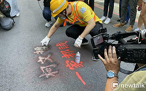 快訊》柯文哲家樓下遭台灣國鬧場 地板噴漆嗆「一家都賊」 