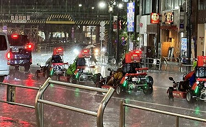 日本東京暴雨驚見「5人開瑪利歐賽車」 百萬人朝聖笑稱：玩到困難模式