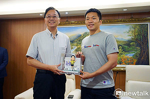 張善政贈李洋公仔賀奧運衛冕金牌 邀國慶日一起唱國旗歌