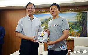 張善政贈李洋公仔賀奧運衛冕金牌 邀國慶日一起唱國旗歌