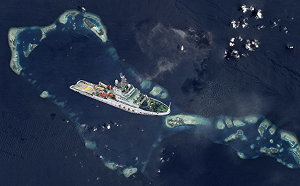 中國強奪仙賓礁? 超大拖船進潟湖 菲巡邏艦遭包夾、直-8J也攔菲人登鐵線礁