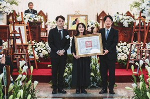 詩人醫師曾貴海追思禮拜 賴清德親頒國策顧問聘書、褒揚令