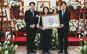 詩人醫師曾貴海追思禮拜 賴清德親頒國策顧問聘書、褒揚令