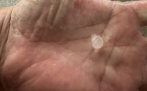 台中太平地區大雨夾帶冰雹 居民嘖嘖稱奇