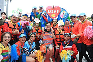 高雄海洋派對大港造筏逗趣登場     陳其邁率隊下水競速體驗