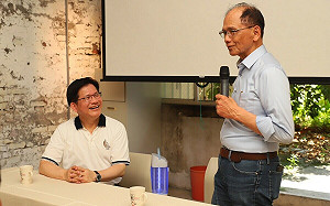 游錫堃領路訪蘭城民主館 林佳龍曝拚外交心境：台灣民主值得百年堅持