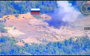 (影) 俄訓練場挨轟 士兵狼狽逃命! 準備攻烏俄軍遭M1A1團滅 火箭發射車也被毀