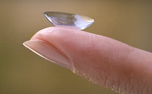 愛爾康日拋隱形眼鏡出包！回收批次一次看   食藥署：306盒受影響