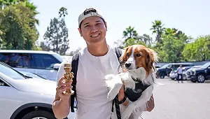 大谷翔平第2度搖頭娃娃日!帶愛犬現身球場