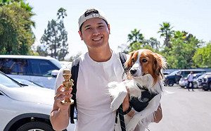 大谷翔平第2度搖頭娃娃日！帶愛犬現身球場