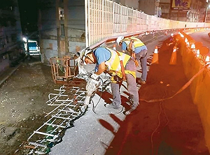 拖板車鋼柱撞毀護欄!台1中山高架橋加速搶修   8/31夜間全線封閉