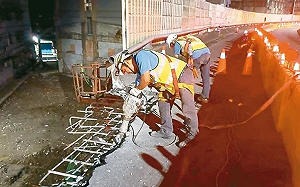 拖板車鋼柱撞毀護欄！台1中山高架橋加速搶修   8/31夜間全線封閉