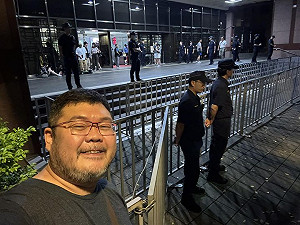 北檢外挺柯文哲「萬人響應一人到場」四叉貓：哭喊百萬小草上街頭