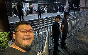 北檢外挺柯文哲「萬人響應一人到場」四叉貓：哭喊百萬小草上街頭