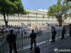 (影)聲援柯P  上百位小草集結北檢門前高喊「相信清白、柯P加油」