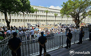 (影)聲援柯P  上百位小草集結北檢門前高喊「相信清白、柯P加油」