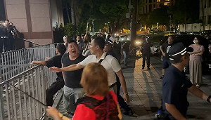 (影)北檢外民眾大罵「柯文哲貪污!」黑衣小草激動竄出咆哮險釀衝突