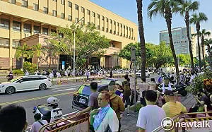 「阿北在哪裡 我們在哪裡」小草越聚越多  集結北檢聲援柯文哲