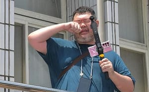 沒品！四叉貓現身北檢直播 遇小草搶直播棒、扔水瓶攻擊