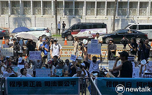 上百小草聚集北檢聲援柯文哲 警方上午10時首度舉牌警告