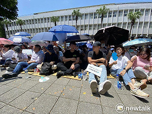 黃國昌、黃瀞瑩等人再度赴北檢門口聲援 柯文哲胞妹柯美蘭也來了