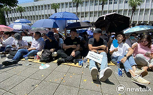 黃國昌、黃瀞瑩等人再度赴北檢門口聲援 柯文哲胞妹柯美蘭也來了