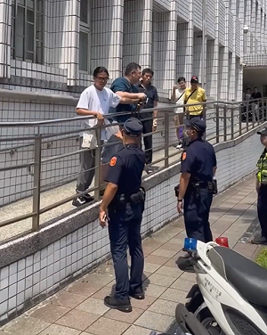 (影) 四叉貓北檢直播 價值2萬元器材被搶畫面全程曝光!