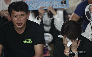 柯文哲羈押庭持續 黃國昌、黃珊珊北檢外聲援