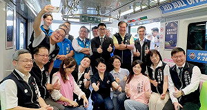 Red Bull Showrun Taichung 倒數一個月 盧秀燕開箱中捷彩繪列車