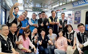 Red Bull Showrun Taichung 倒數一個月 盧秀燕開箱中捷彩繪列車