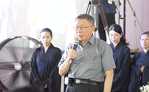 搭機赴傅崐萁母親告別式 柯文哲碎唸：有千萬金流就好命了 