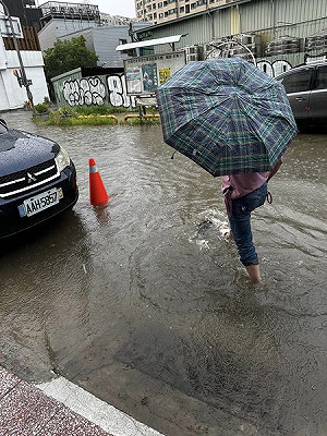 摩羯外圍環流發威!台南6區列一級淹水警戒 水淹半個輪胎高
