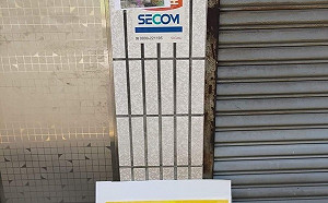 柯文哲新竹老家門口疑遭貼上銬照 網：有點過了