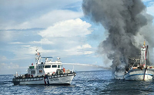 新北貢寮火燒船黑煙竄天際  13名船員平安獲救