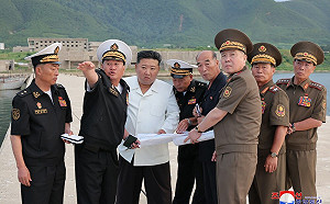 金正恩視察砲兵學校、海軍基地建設 預告將有大型水上、水下艦艇入列